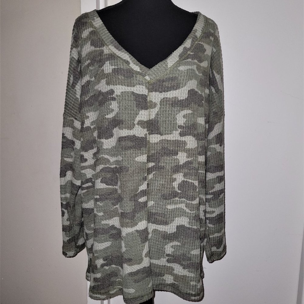 NWT! Hey Samy Oversized Camo V-Neck - L
